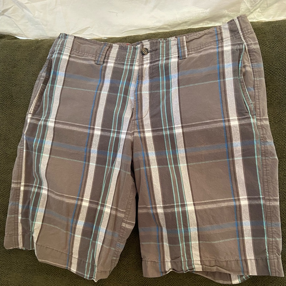 Men’s grey/green “over the knee” plaid walking shorts